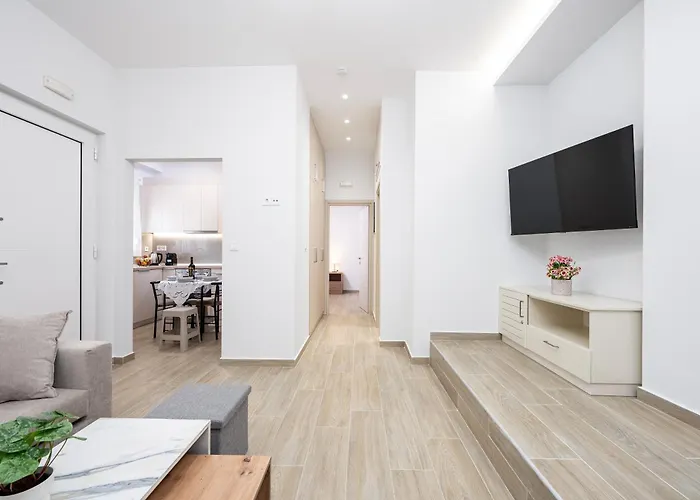 Port Cyan - 2 Min Walk To Harbor & Beaches Apartment