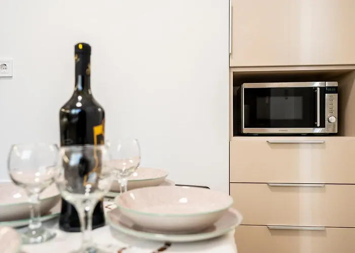 Port Cyan - 2 Min Walk To Harbor & Beaches Apartment